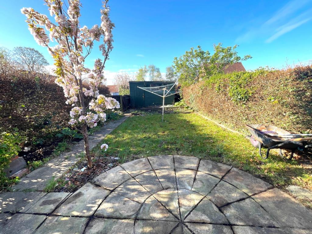 Lot: 186 - MID-TERRACE CHARACTER COTTAGE FOR UPDATING - Rear garden